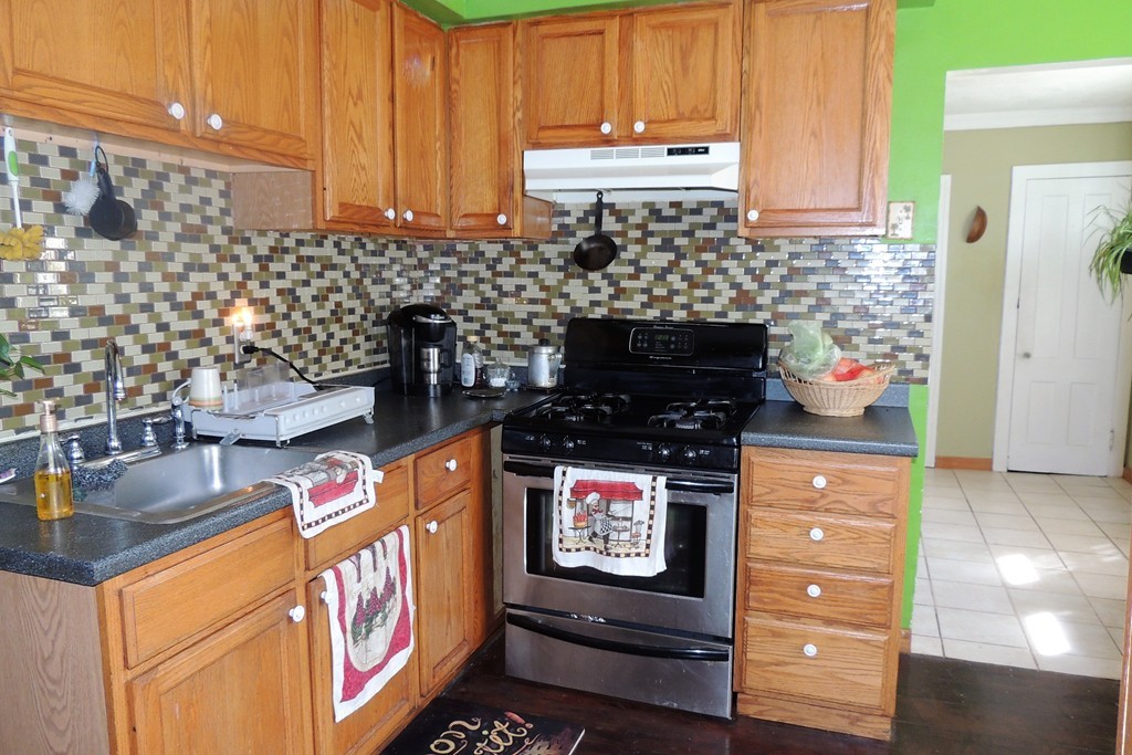 22 Queen Street Springfield, MA 01109 - Photo 8 of 24