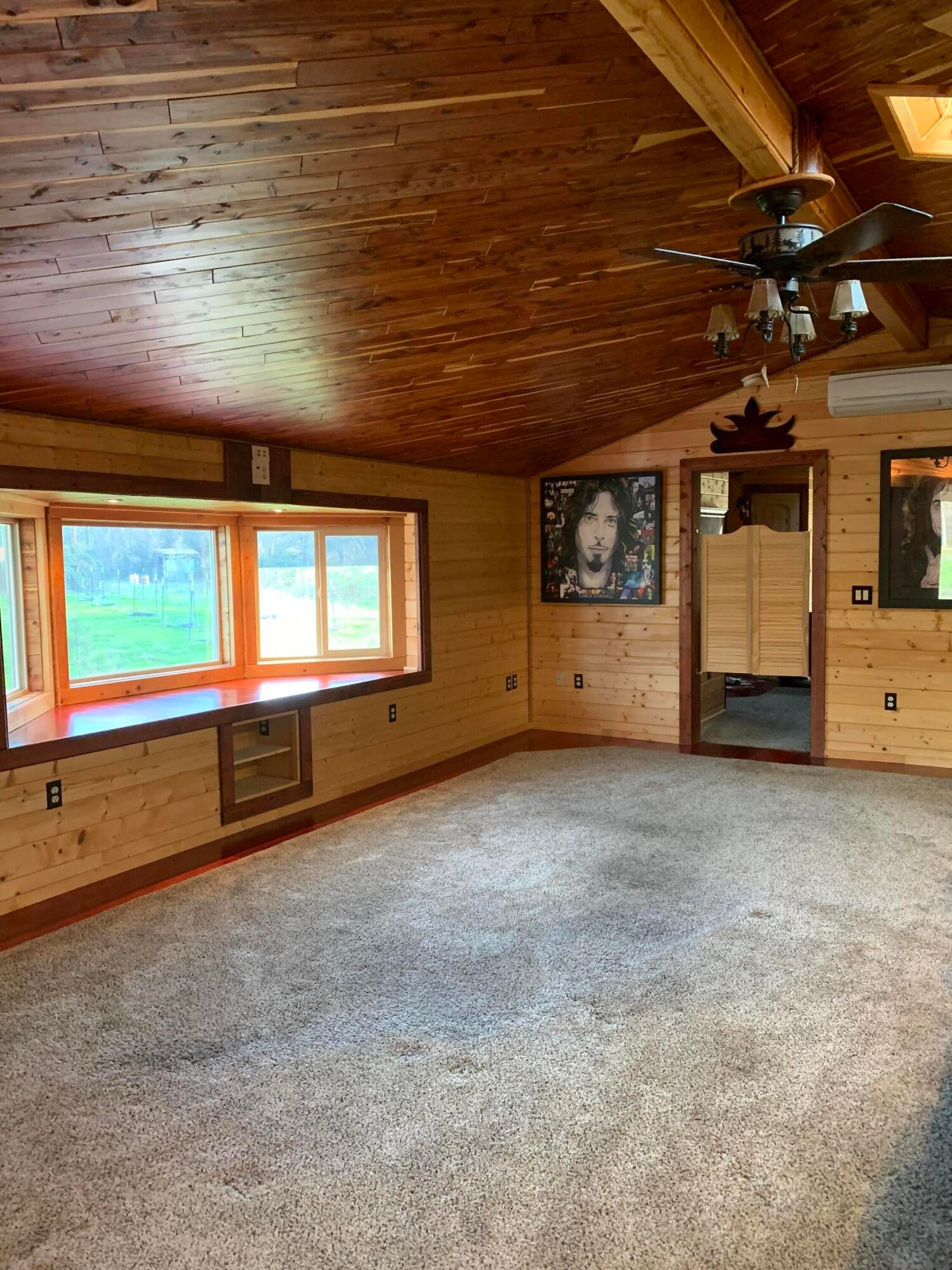 901 Riley Road Eagle Point, OR 97524 - Photo 23 of 46 910 Riley Road - Living Room