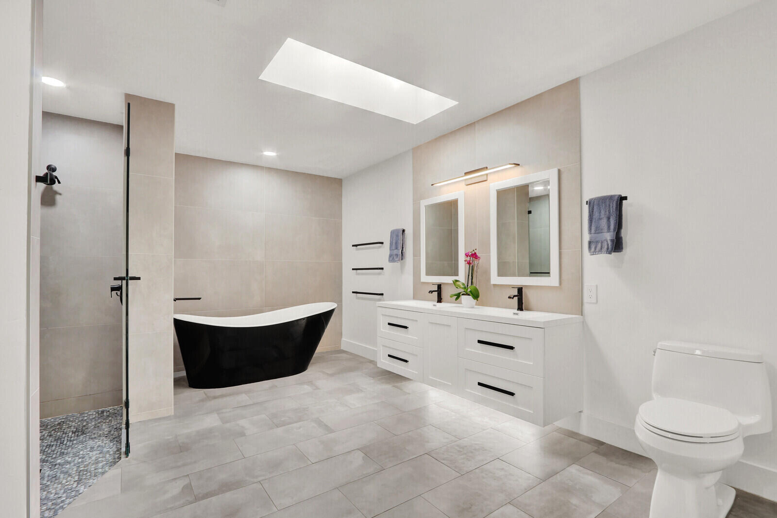 246 Ridge Road Jupiter, FL 33477 - Photo 17 of 39 a bathroom with a bathtub sink mirror vanity and toilet