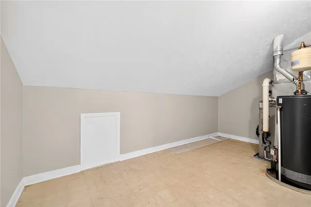 an empty room with closet and a ceiling fan