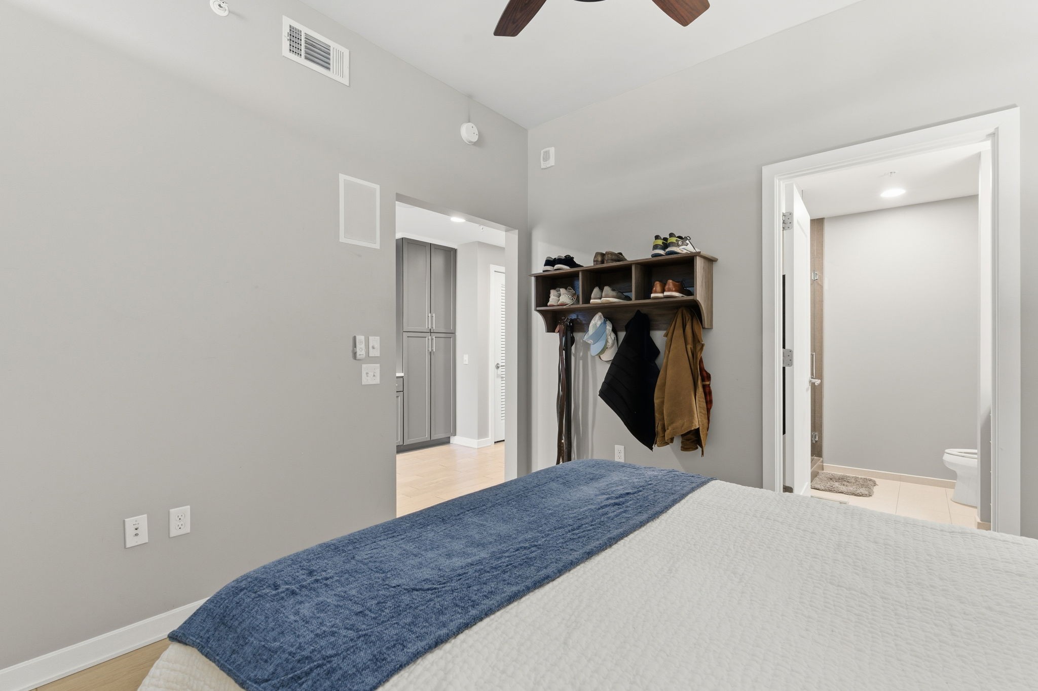 1212 Laurel Street, Unit 2010 Nashville, TN 37203 - Photo 6 of 11 a view of a livingroom and a natural light
