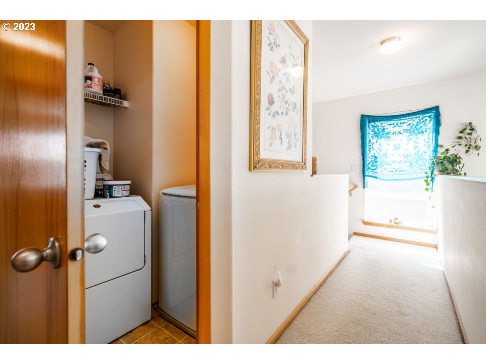 15469 Southwest Bygones Court Beaverton, OR 97007 - Photo 23 of 32 a bathroom with a window