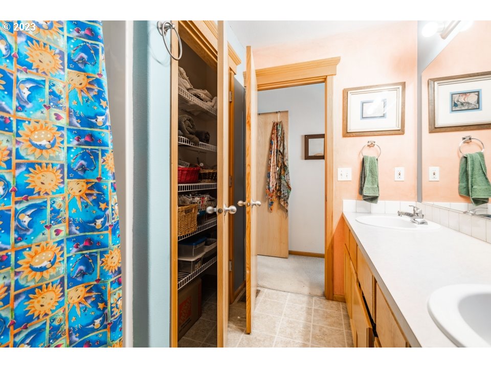 15469 Southwest Bygones Court Beaverton, OR 97007 - Photo 27 of 32 a bathroom with a sink a mirror and a bath tub