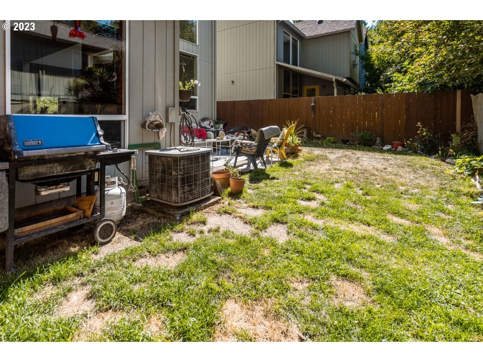 15469 Southwest Bygones Court Beaverton, OR 97007 - Photo 32 of 32 a room with furniture and a potted plant
