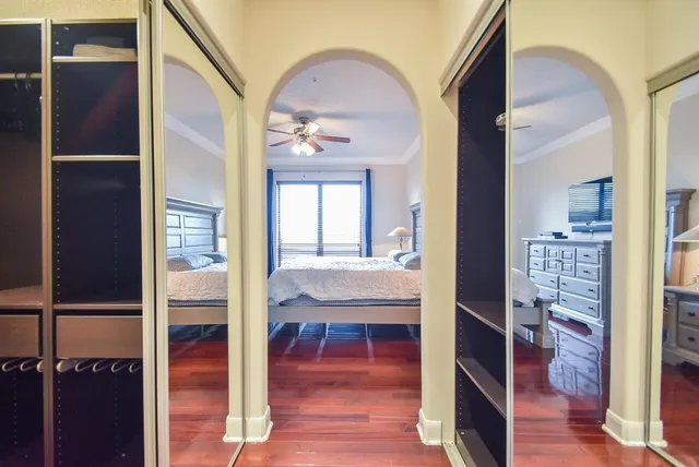 a view of livingroom with furniture