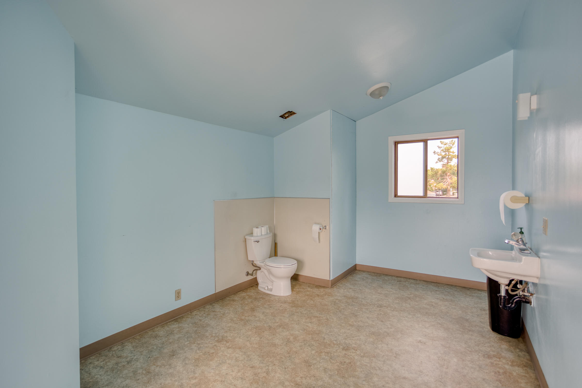410 Ridgecrest Trail, Unit 126 Redding, CA 96003 - Photo 50 of 50 Pool House Bathroom/Changing Room