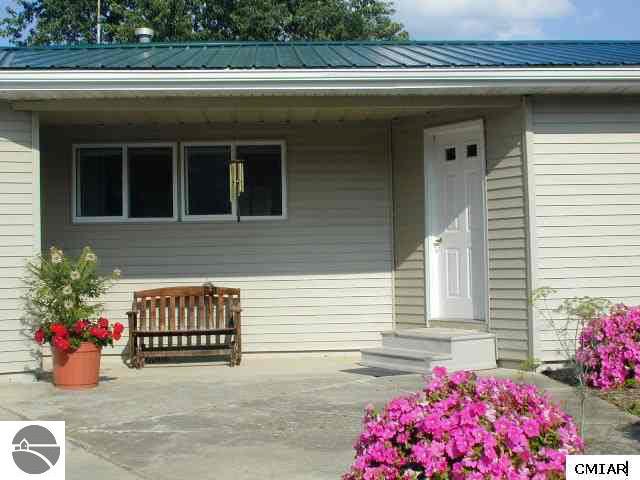 10752 North Reid Road Alma, MI 48801 - Photo 2 of 9 1772674-1.JPG