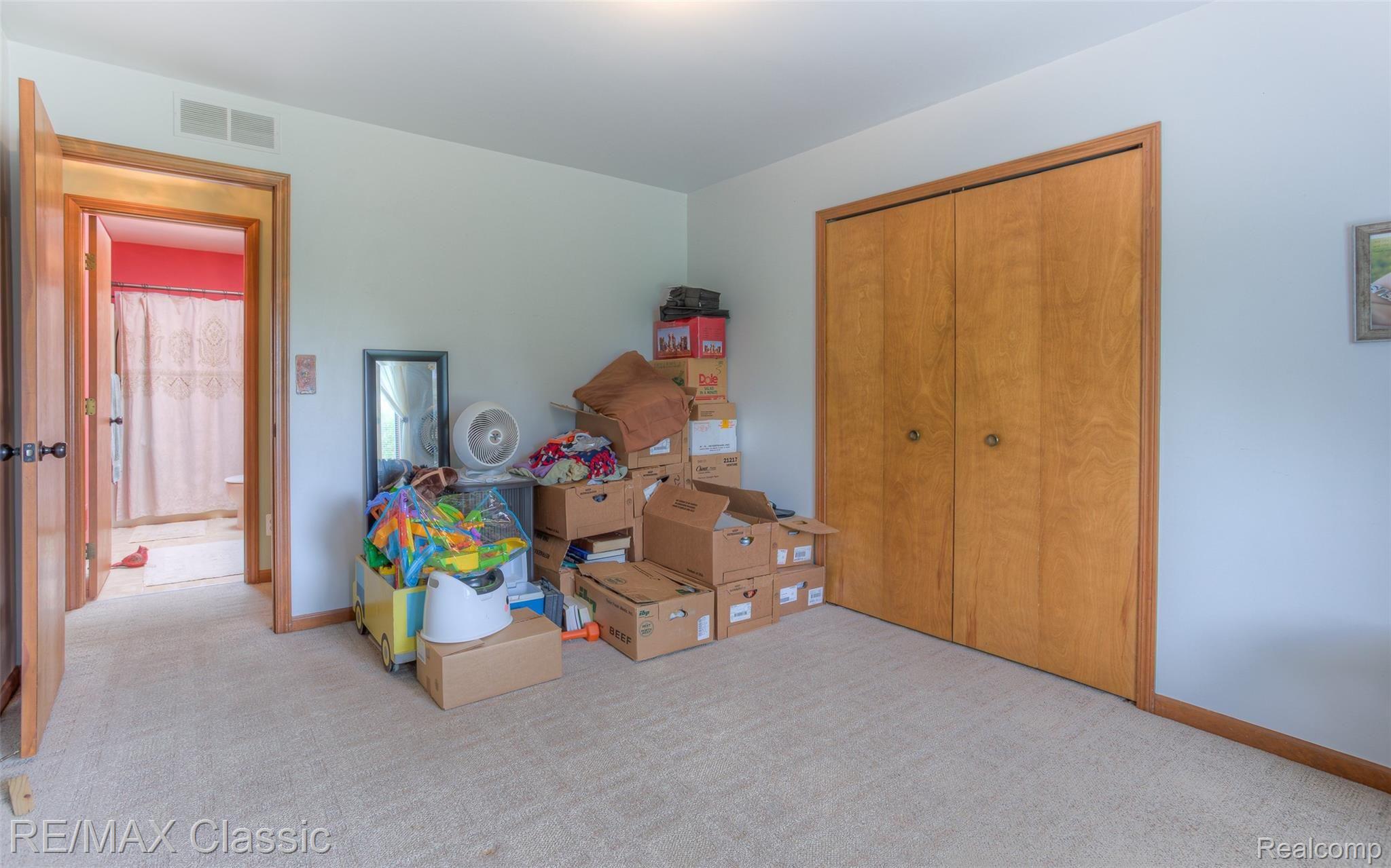 4021 West Maple Road Wixom, MI 48393 - Photo 23 of 46 4021 west maple interiors (11).jpg