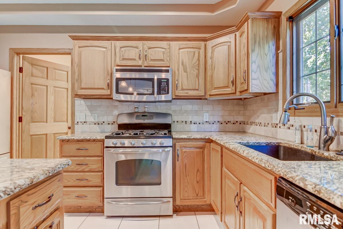 6409 Willow Springs Road Springfield, IL 62712 - Photo 12 of 46