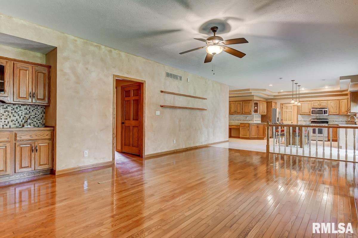 6409 Willow Springs Road Springfield, IL 62712 - Photo 6 of 46
