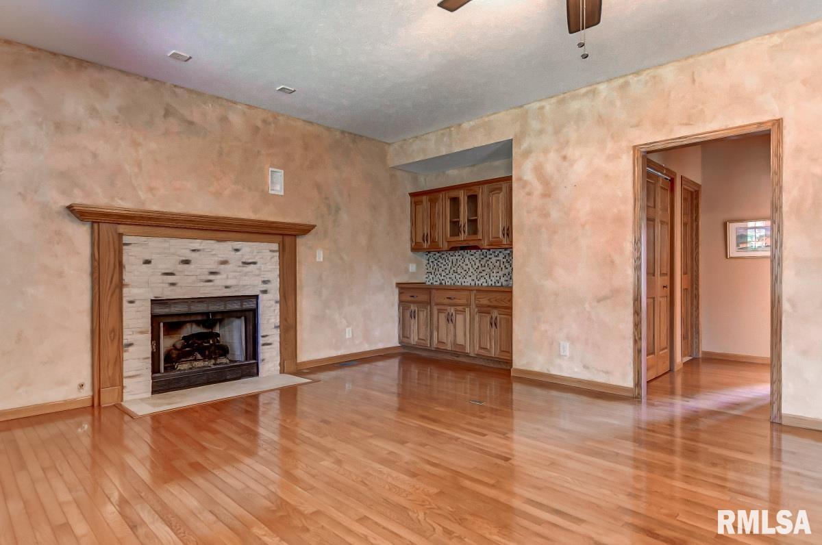 6409 Willow Springs Road Springfield, IL 62712 - Photo 7 of 46