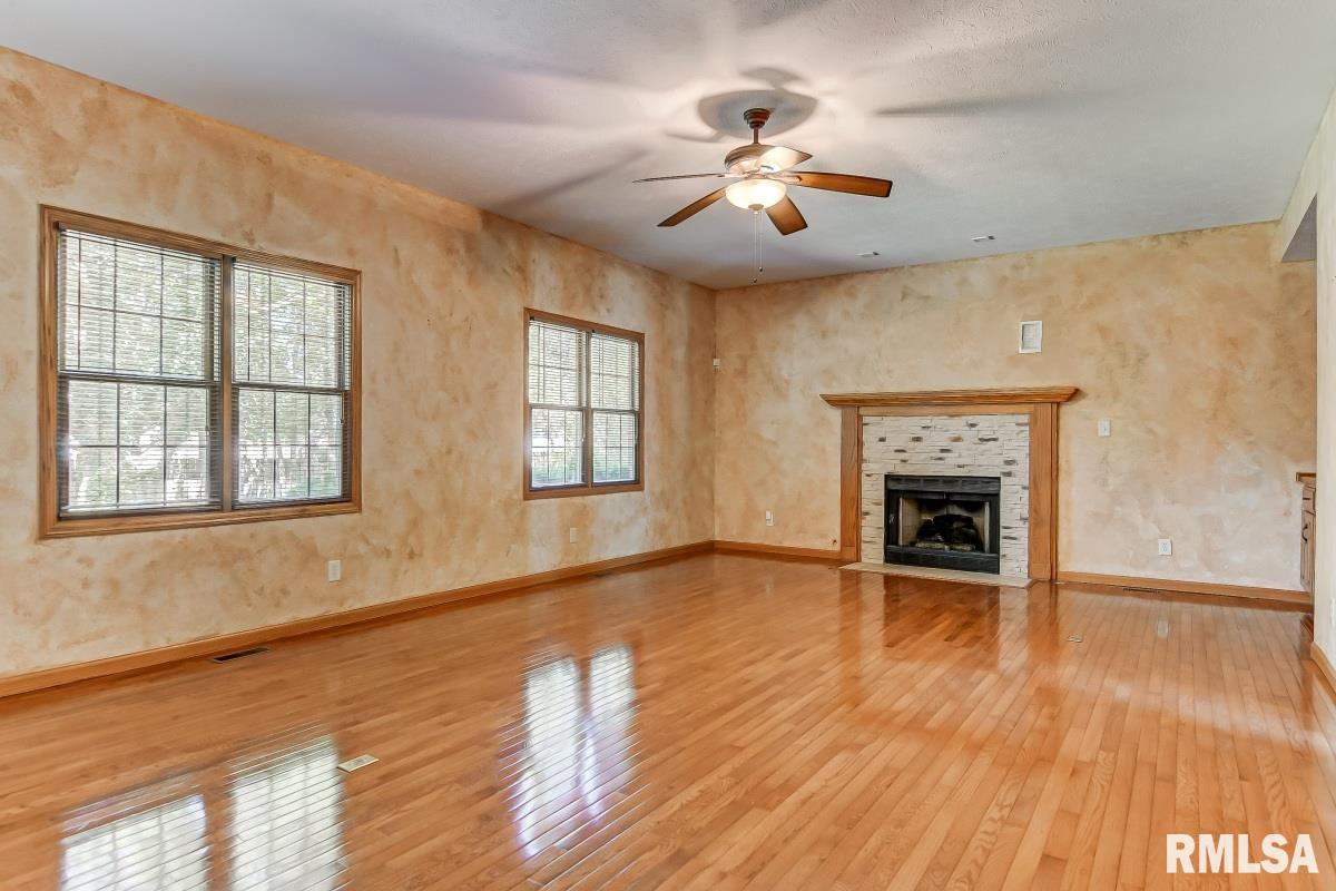 6409 Willow Springs Road Springfield, IL 62712 - Photo 8 of 46