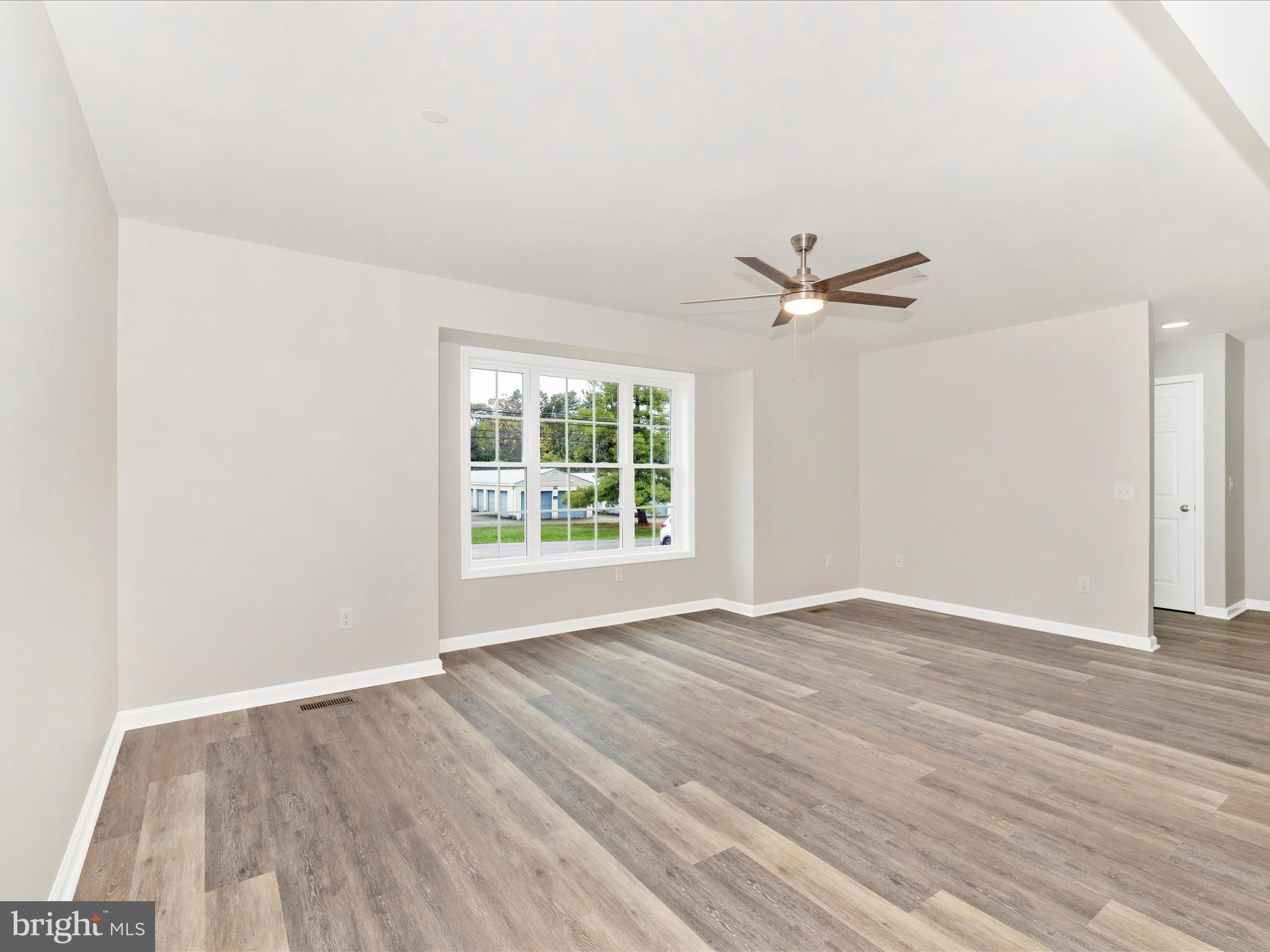 22420 Old Georgetown Road Smithsburg, MD 21783 - Photo 6 of 47 Living Room