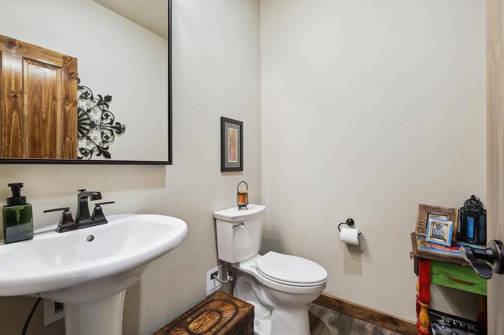 812 McKenzie Road Collinsville, TX 76233 - Photo 20 of 40 a bathroom with a sink and a toilet