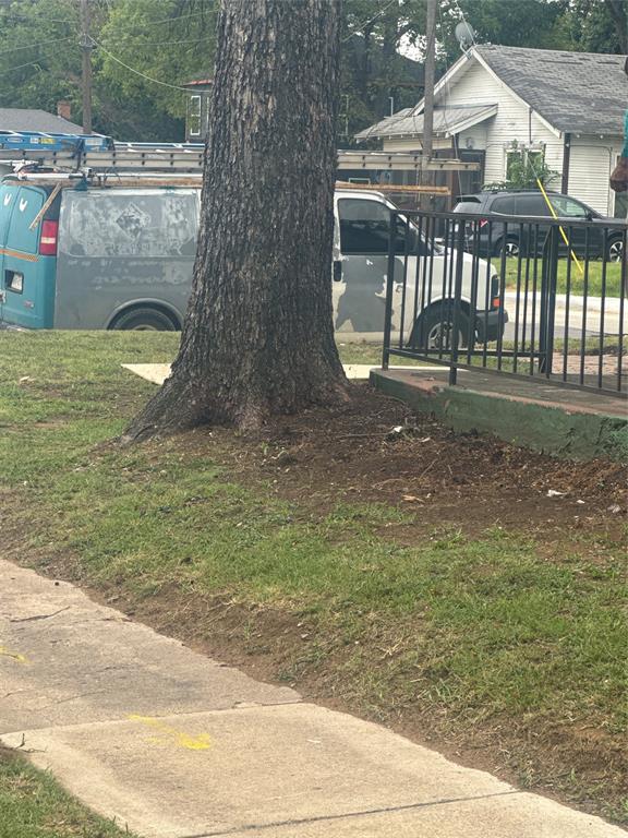 2435 Romine Avenue Dallas, TX 75215 - Photo 7 of 17 View of yard