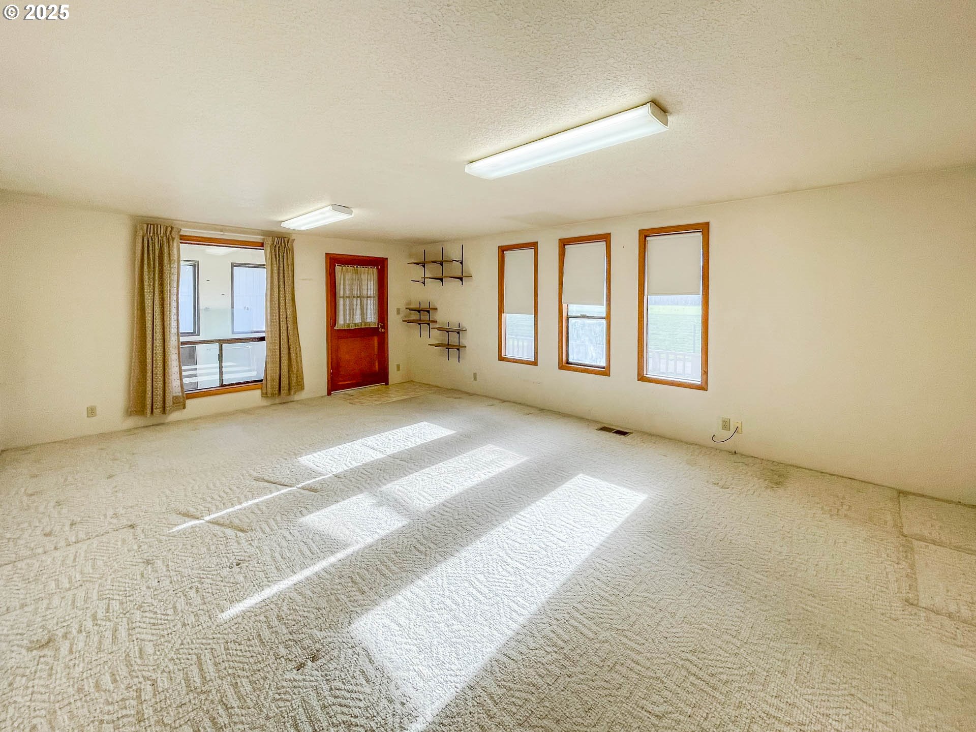 1474 Curry Road Roseburg, OR 97471 - Photo 13 of 48 Family Room