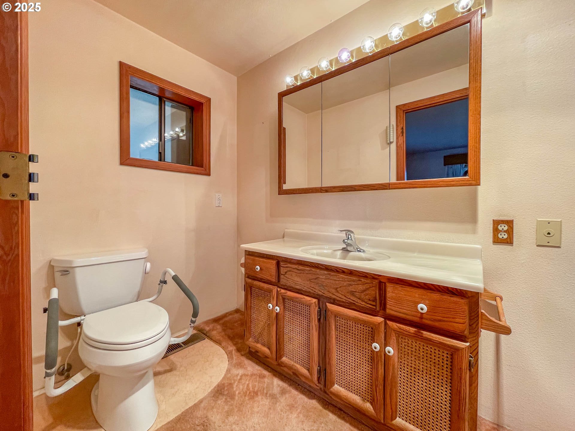 1474 Curry Road Roseburg, OR 97471 - Photo 25 of 48 Bathroom, Attached