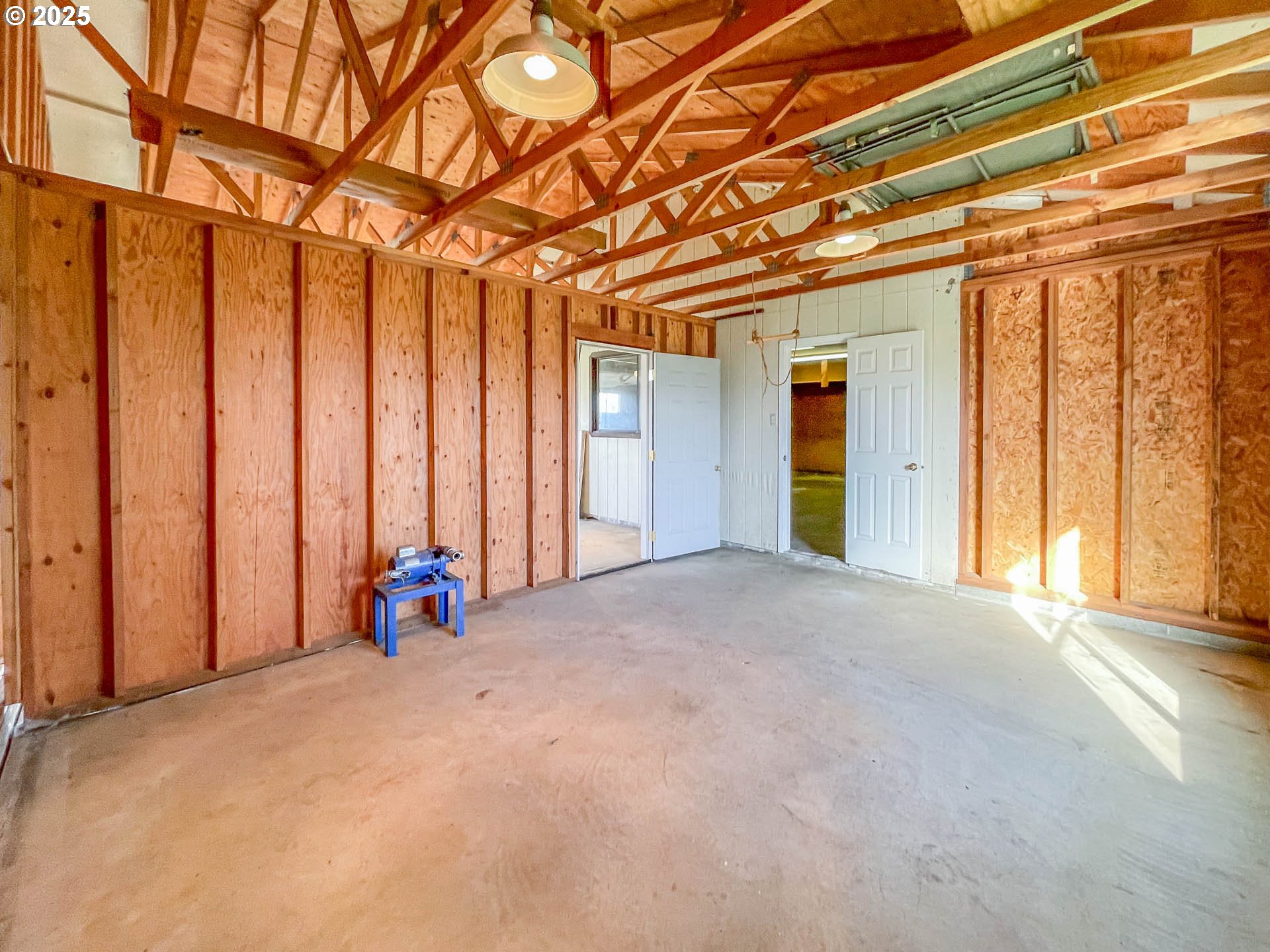 1474 Curry Road Roseburg, OR 97471 - Photo 36 of 48 Garage