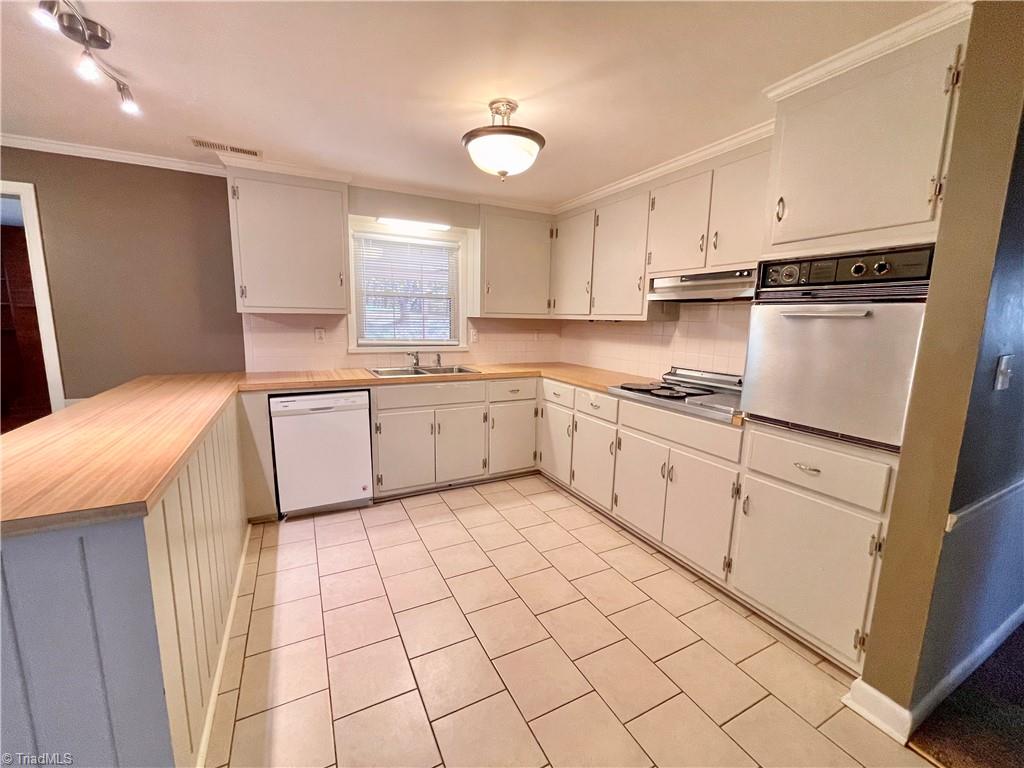 575 Alpine Road Winston-Salem, NC 27104 - Photo 6 of 28 Bright and Spacious Kitchen