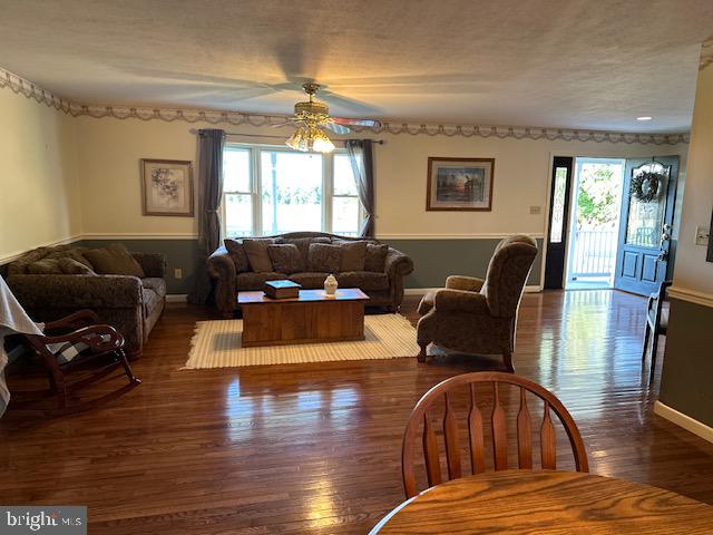 261 Friends Road Nottingham, PA 19362 - Photo 3 of 59 Living Room