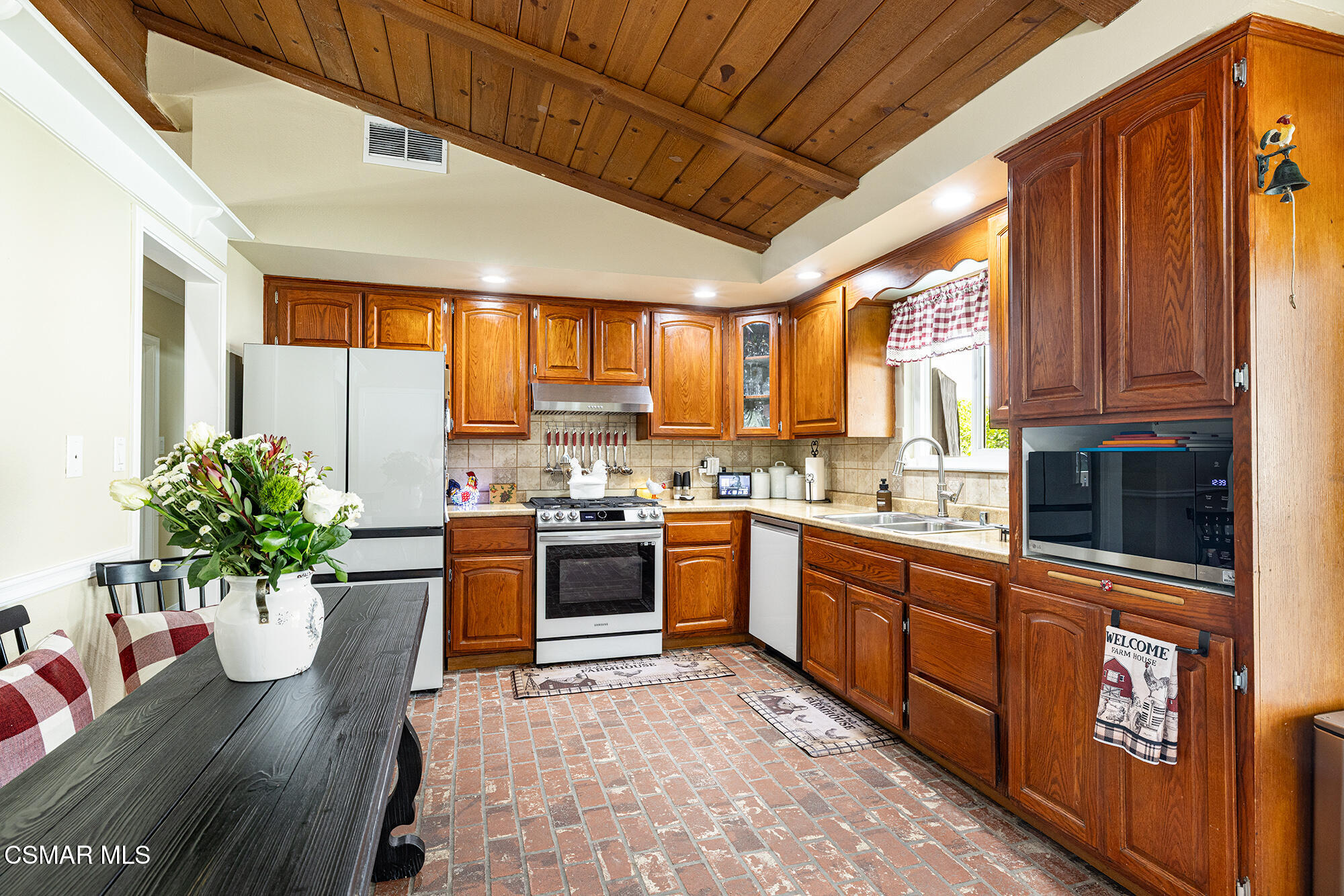 2829 Royal Avenue Simi Valley, CA 93065 - Photo 9 of 30 Royal10