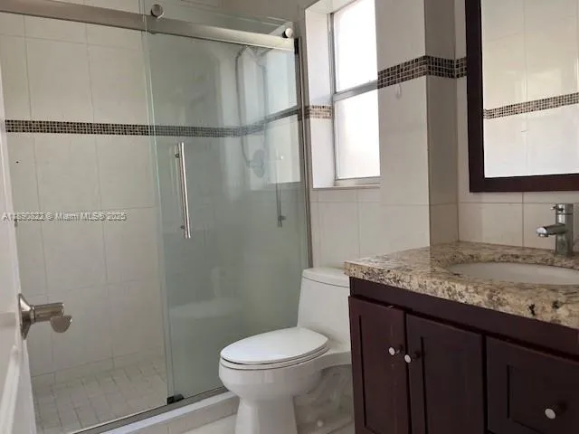 $2,300 | 5304 Northeast 6th Avenue, Unit H15, Oakland Park, FL 33334