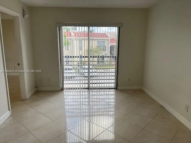 $2,300 | 5304 Northeast 6th Avenue, Unit H15, Oakland Park, FL 33334