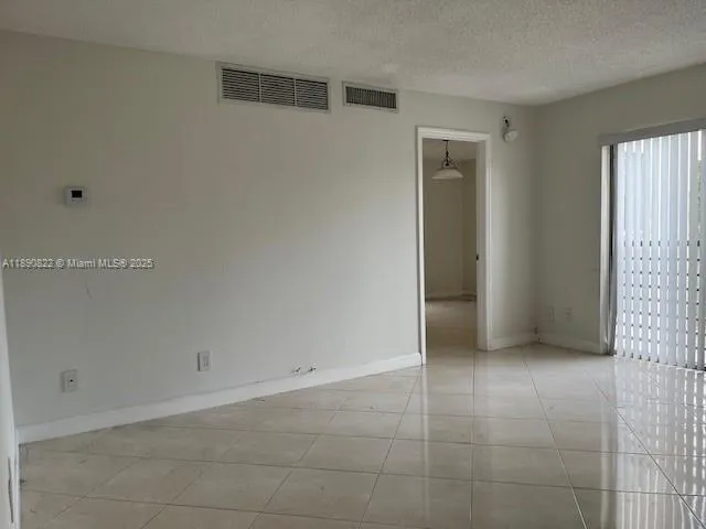 $2,300 | 5304 Northeast 6th Avenue, Unit H15, Oakland Park, FL 33334