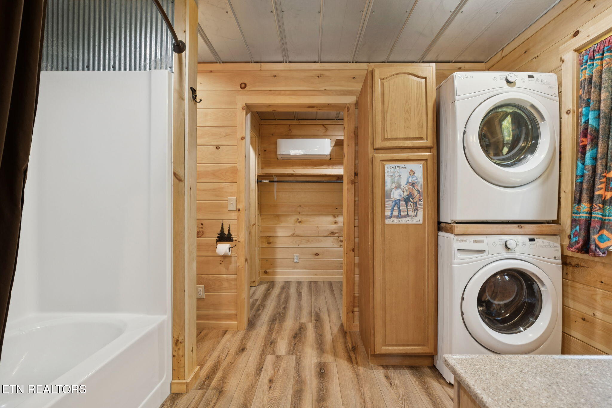2025 Allardt-Tinch Road Jamestown, TN 38556 - Photo 22 of 59 Main Bathroom/Laundry