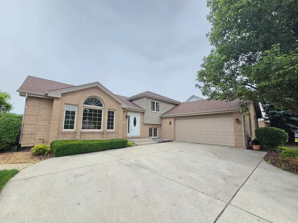 $3,450 | 8112 Rutherford Drive, Woodridge, IL 60517