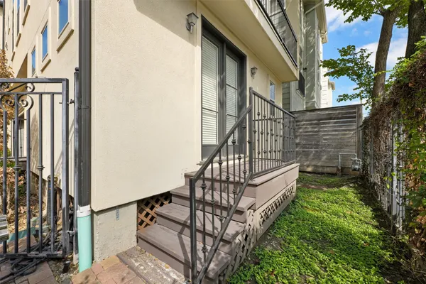 a view of entryway with a front door