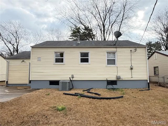 $1,200 | 1060 Loekes Drive, Florissant, MO 63031