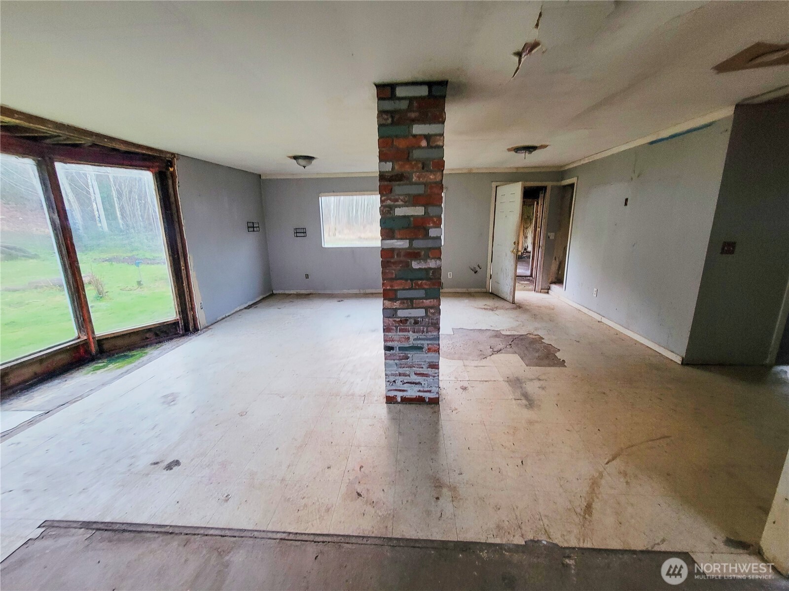 1840 West Deegan Road West Shelton, WA 98584 - Photo 14 of 24 a view of a big room with staircase and white walls