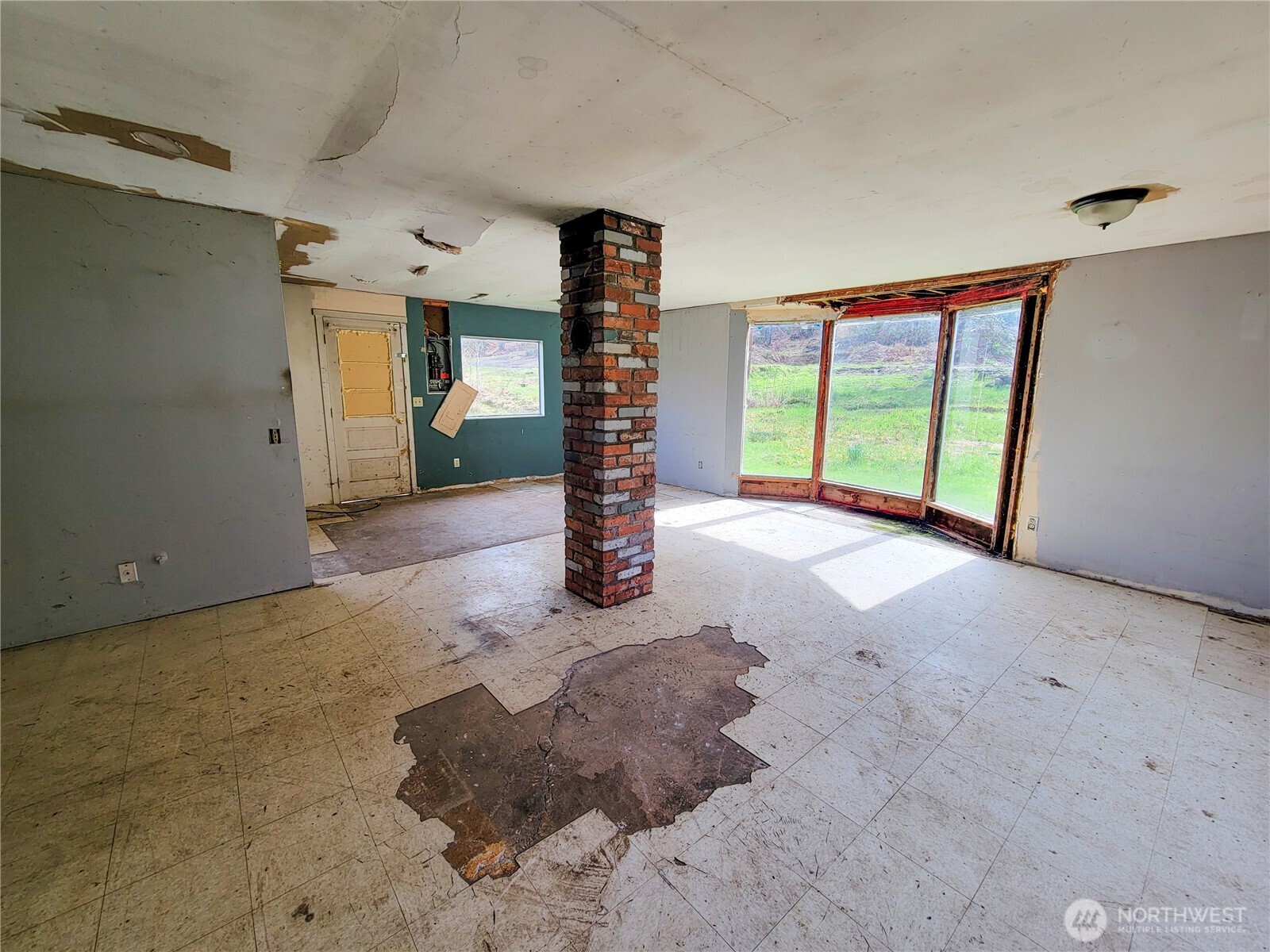 1840 West Deegan Road West Shelton, WA 98584 - Photo 17 of 24 a view of entryway with livingroom