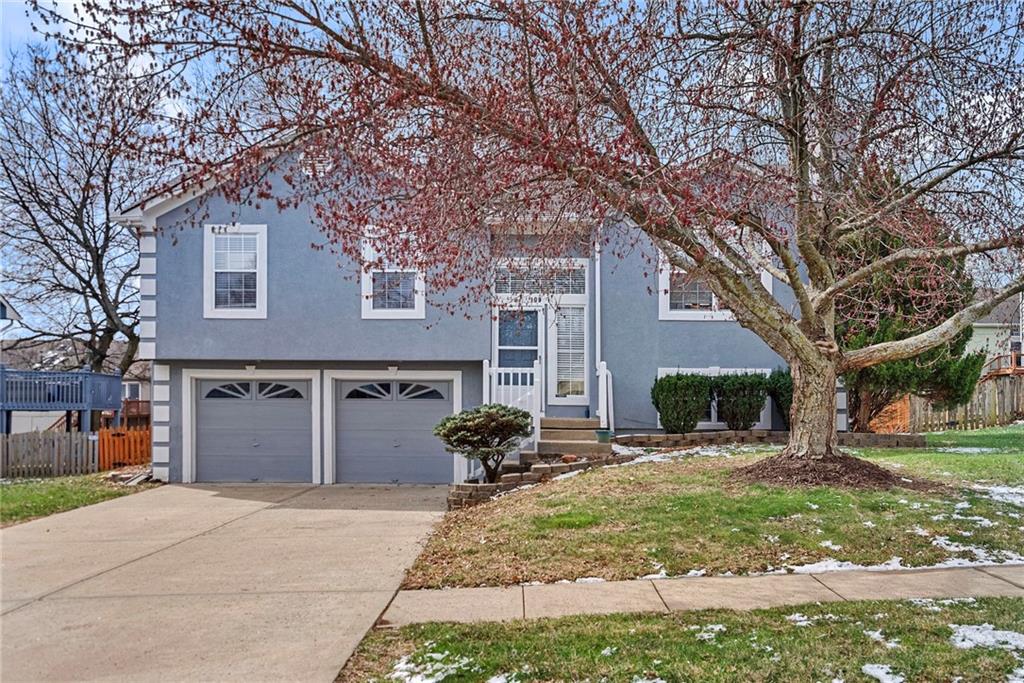 109 East Laredo Trail Raymore, MO 64083 - Photo 3 of 33