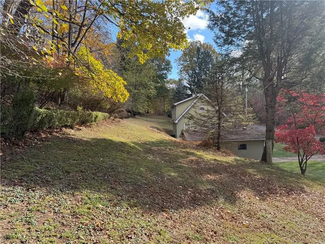 a view of a house with backyard