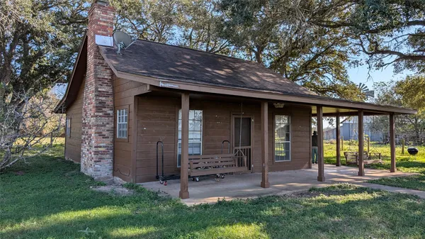 a view of a house with backyard and porch