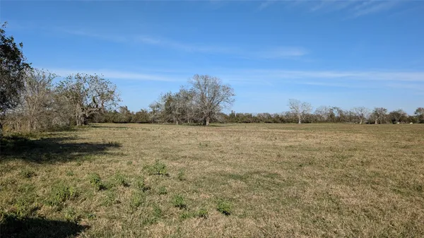 a picture of a table and chair
