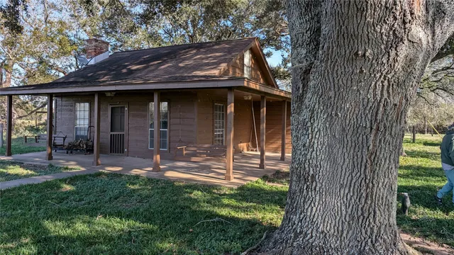 a view of a house with backyard and garden