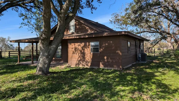 a view of a house with backyard and garden
