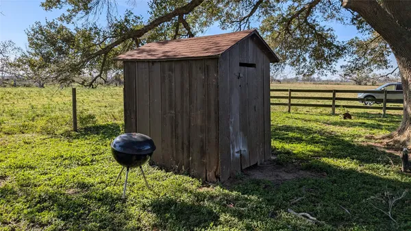 a view of yard with small cabin