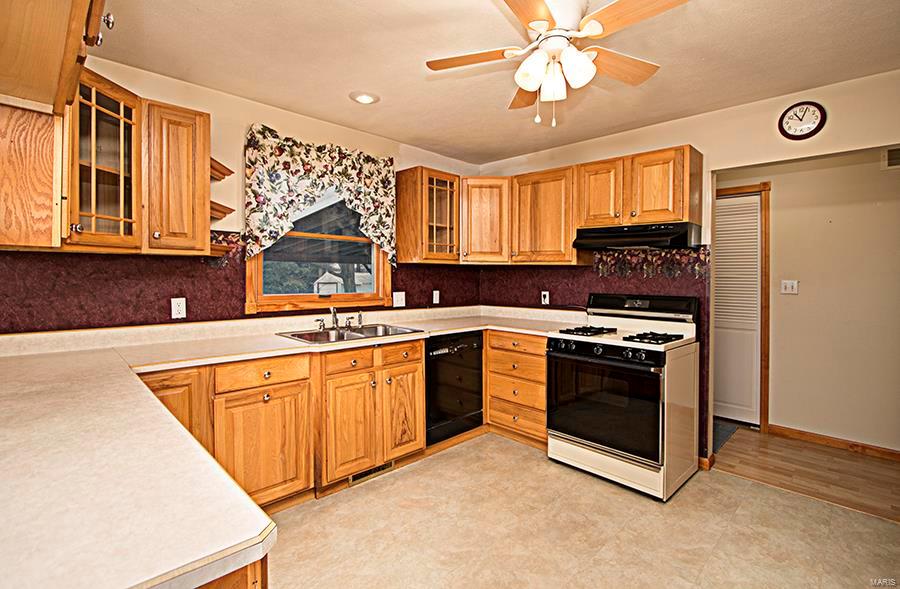 12724 Slant Road Carlyle, IL 62231 - Photo 10 of 39