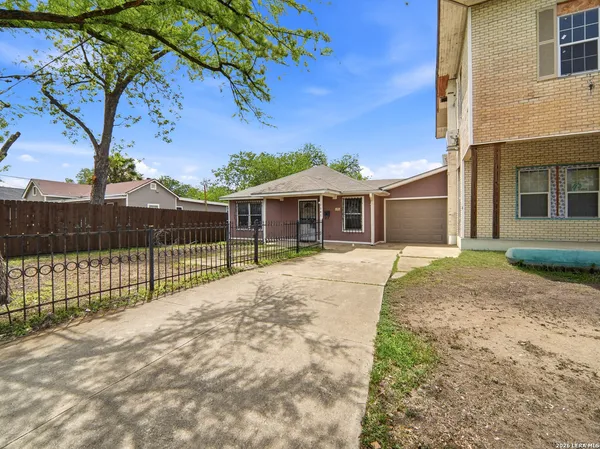 a view of house with a yard