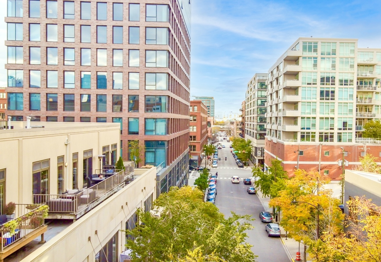 14 North Sangamon Street, Unit 403 Chicago, IL 60607 - Photo 18 of 18 a view of a large building