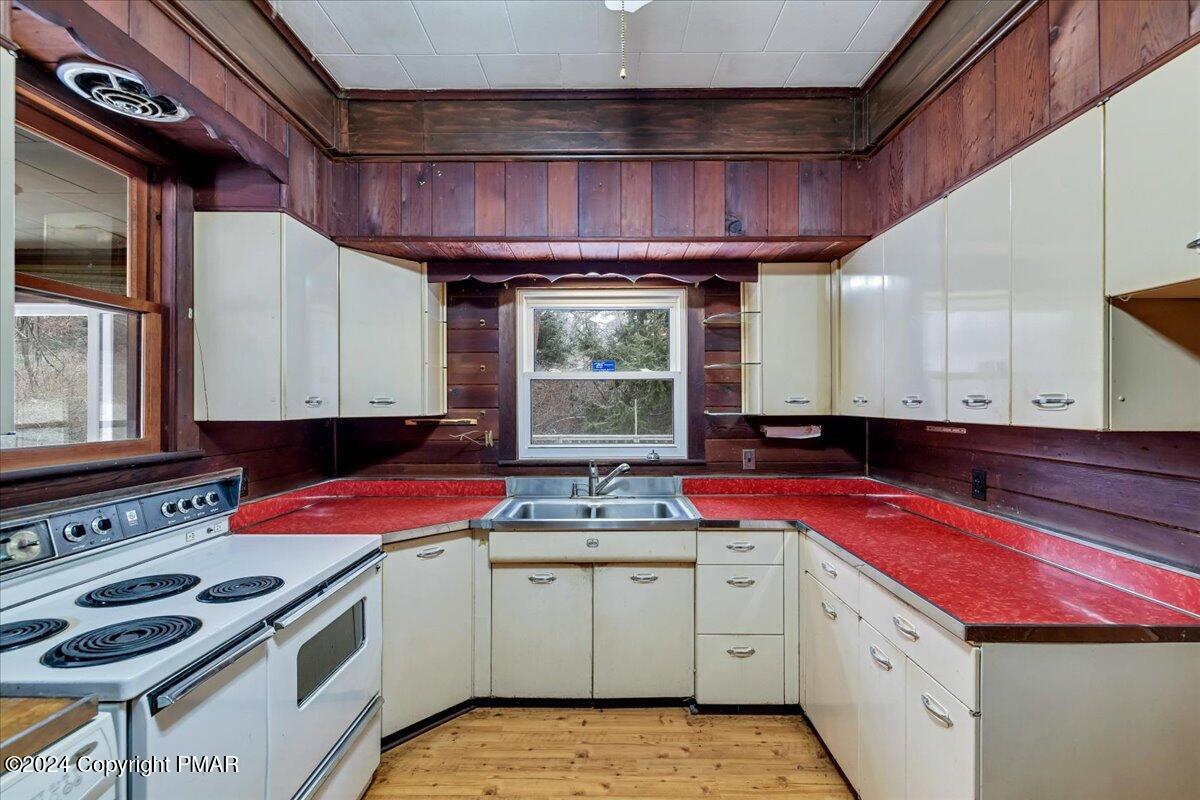 261 Merry Hill Road Mount Pocono, PA 18344 - Photo 9 of 46 261 Kitchen 2