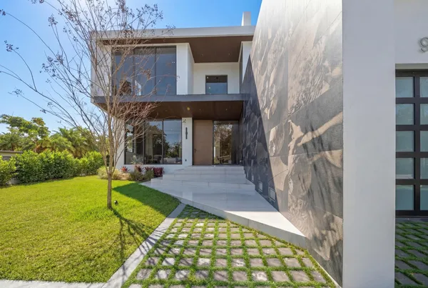 $8,799,000 | 930 South Shore Drive, Miami Beach, FL 33141