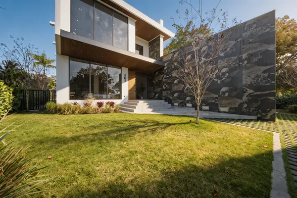$8,799,000 | 930 South Shore Drive, Miami Beach, FL 33141