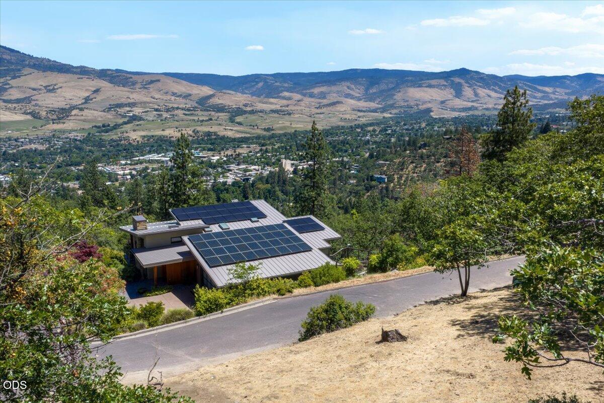163 Hitt Road Ashland, OR 97520 - Photo 2 of 19