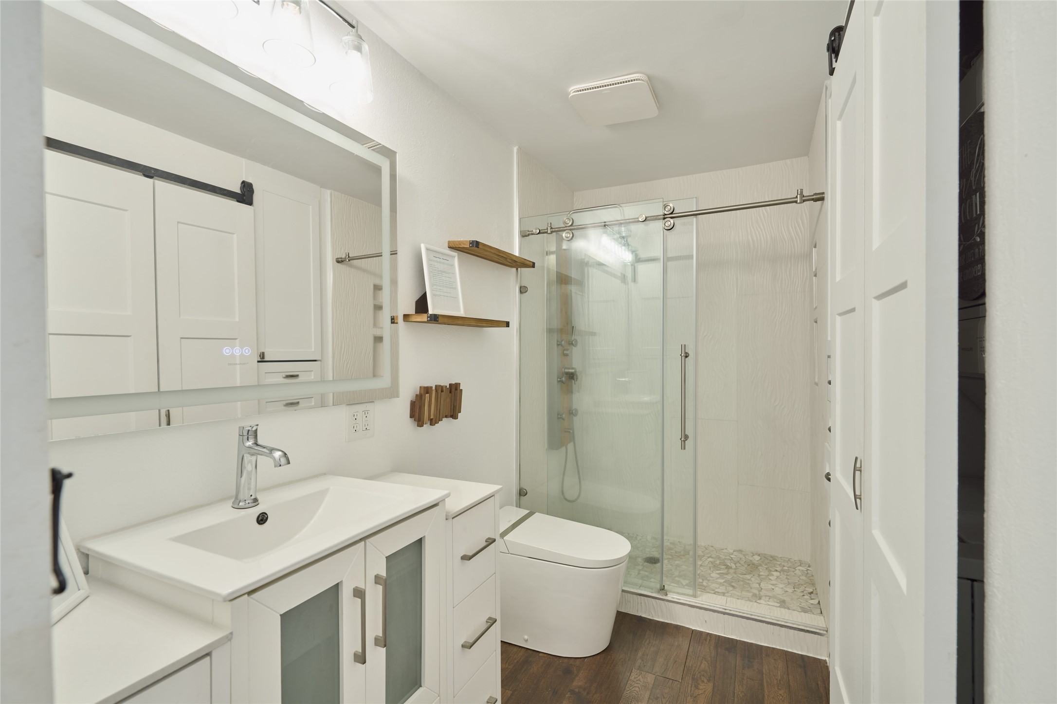 801 River Road, Unit E111 Montgomery, TX 77356 - Photo 15 of 24 a bathroom with a sink toilet and shower