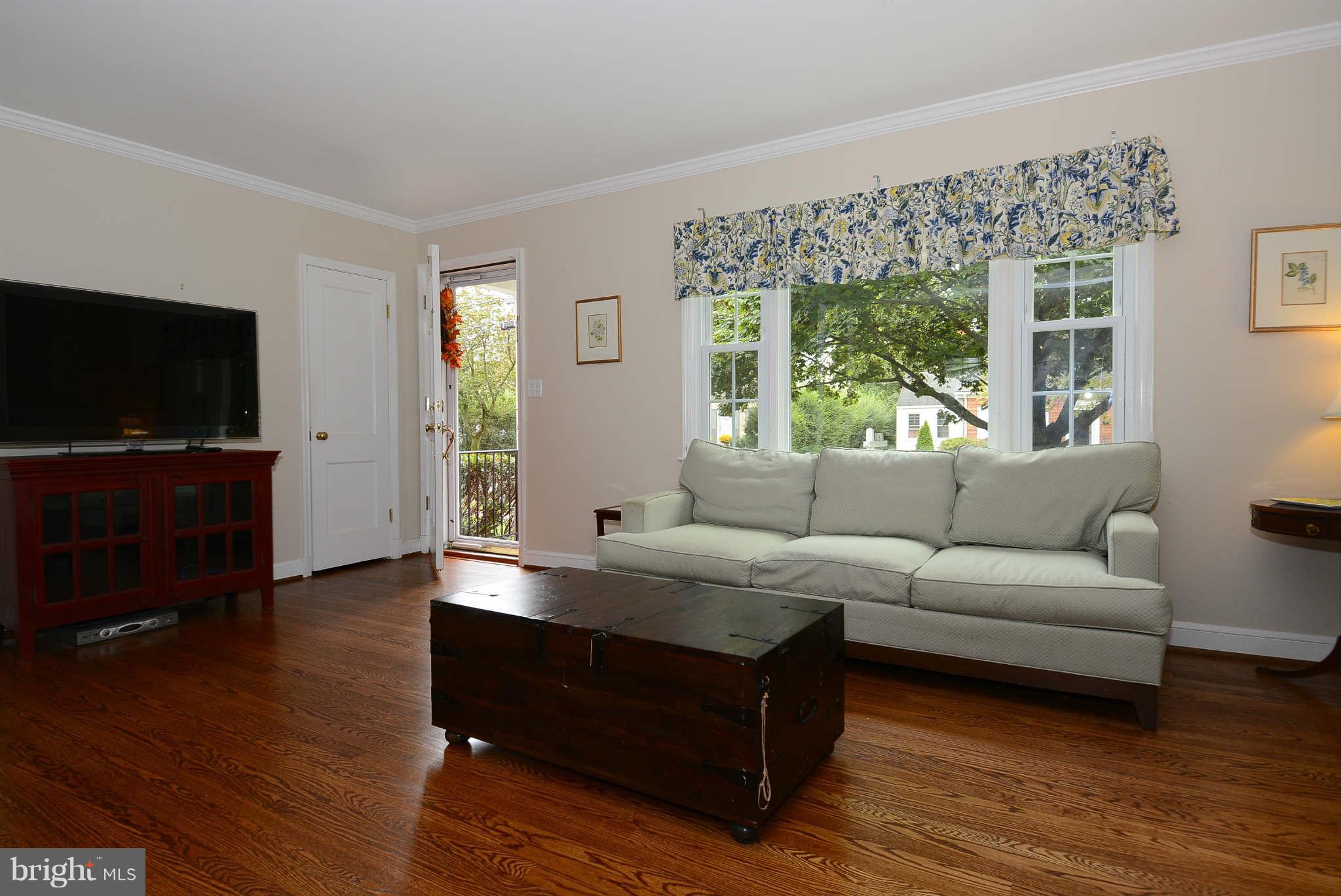 5815 Walton Road Bethesda, MD 20817 - Photo 4 of 29 Living Room